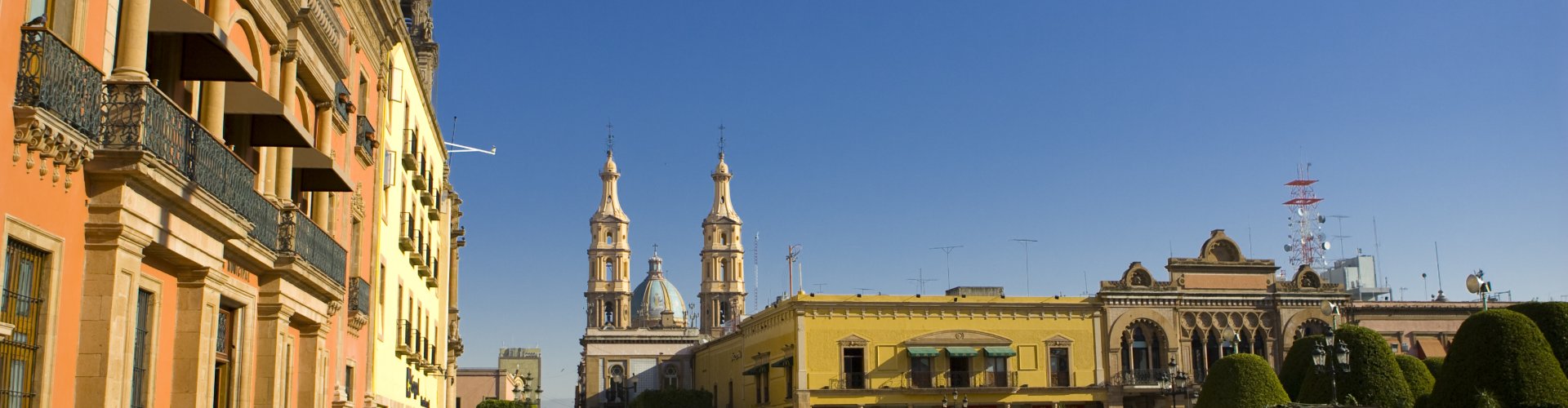 León cityscape dusk